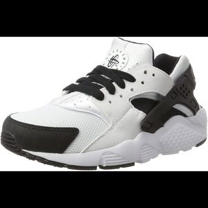 Nike huaraches black and white